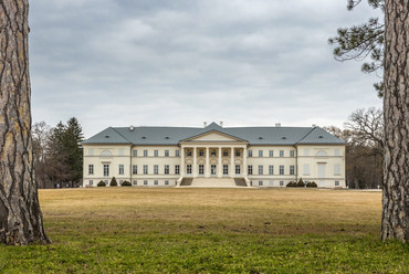 Pollack Mihály alkotásának egyik érdekessége, hogy a megérkezést követően a hátsó homlokzatnak talán még reprezentatívabb portikusza van a főhomlokzaténál, mely Közép-Európa legnagyobb angolkertjére néz, Fotó: Gulyás Attila