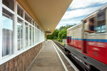 A több, mint kétszáz négyzetméter alapterületű állomásépületben a kiszolgáló funkciók mellett a Gyermekvasút múzeuma is helyet kapott.