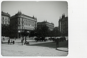 Városház tér, balra a Kigyó utca torkolata, szemben a Szabad sajtó (Eskü) út két oldalán a Klotild paloták hátsó homlokzata. 1902. Forrás Fortepan - Schoch Frigyes