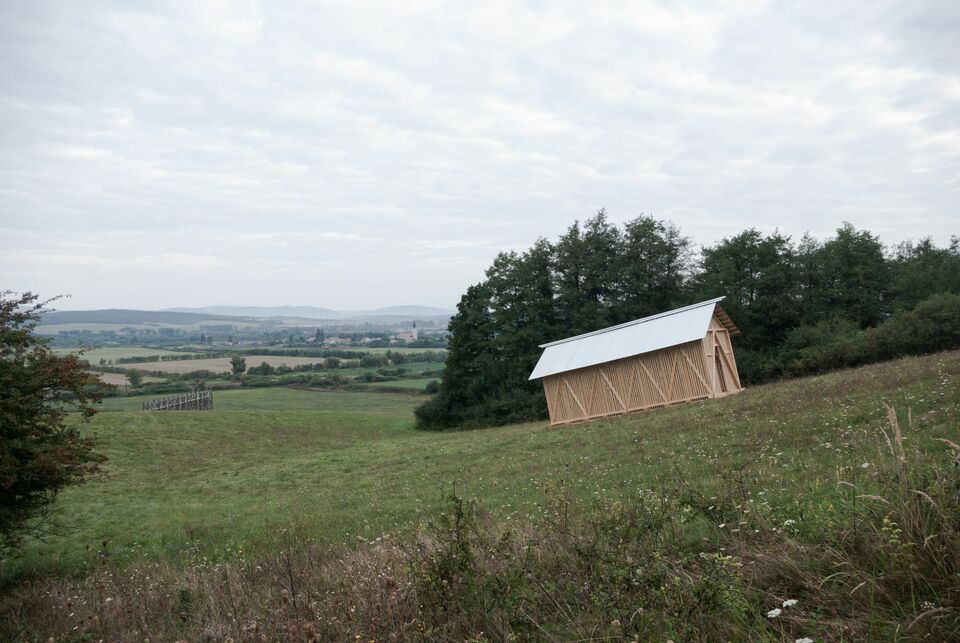 Ferdeház installáció a Szikra Mező Artweeken – tervező: Paradigma Ariadné – fotó: Csóka Attila Róbert