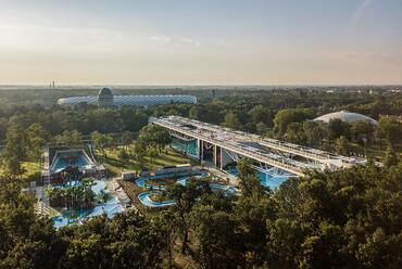 Aquaticum Strandfürdő, Debrecen – építész: BORD Építész Stúdió – fotó: Bujnovszky Tamás