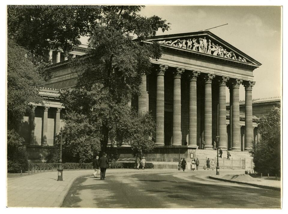 Budapest, Szépművészeti Múzeum, 1920 körül, tervező: Schickedanz Albert és Herzog Fülöp Ferenc, ácsmunka és tölgyfapadozat: Gregersen G. és Fiai (FSZEK Budappest Gyűjtemény)