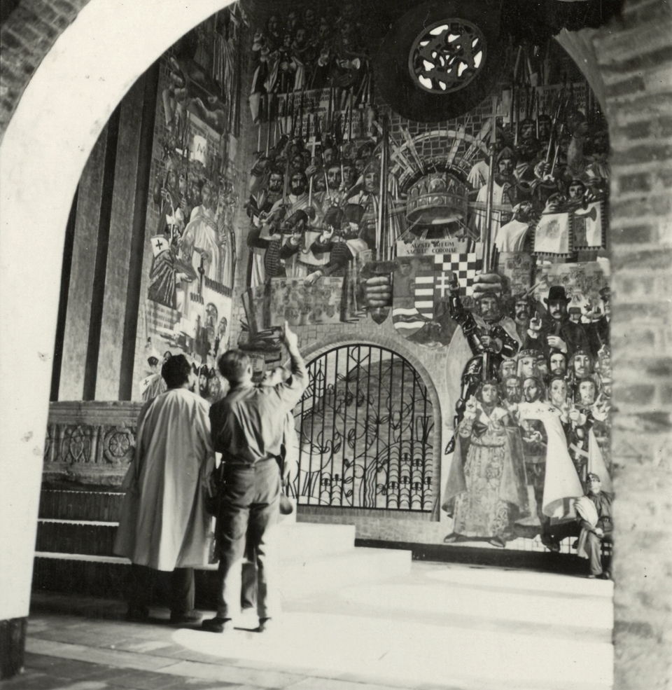 A mauzóleum beltere Sztehlo Lili ablakaival, Aba-Novák Vilmos falfestményeivel és a Lux Géza által tervezett rácsos kapuval, melyen szintén a szarvas motívum van főszerepben, Forrás: Wikipedia Commons