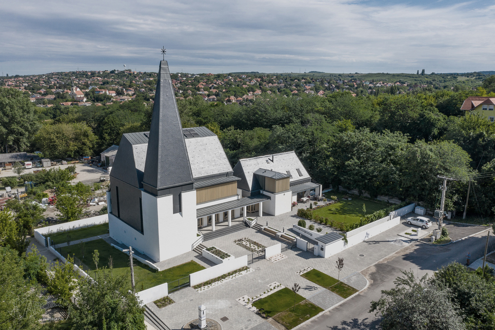 Református templom és gyülekezeti központ Csömörön – Tervező: 4plusz Építész Stúdió – Fotó: Hajdú József