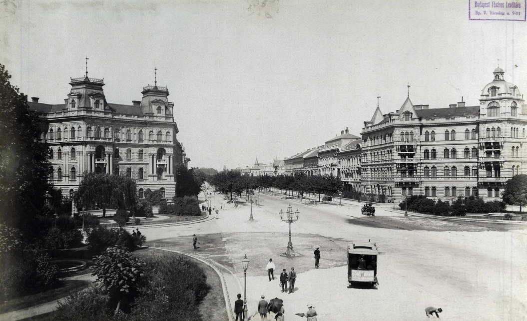 Andrássy út és a Kodály körönd (Körönd) a Városliget felé nézve. A felvétel az 1890-es évek elején készült. Fortepan-Budapest Főváros Levéltára. Levéltári jelzet HU.BFL.XV.19.d.1.07.134