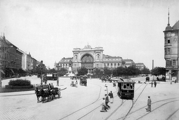 Baross tér, a Keleti-pályaudvar a Rákóczi (Kerepesi) út felől nézve. (Fortepan/Saly Noémi)