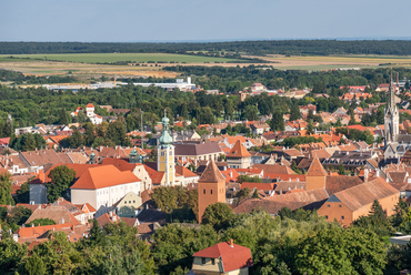 A központból rövid sétával elérhető Szulejmán-kilátóból, az előző képen látható irányból, élőben is feltárul a város görbe utcahálózata, öreg tetői, tornyai.