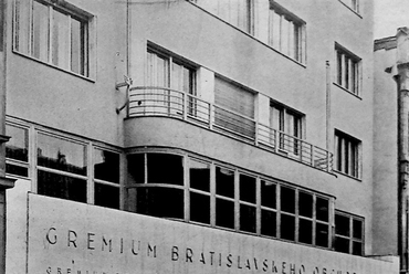   A Pozsonyi Kereskedelmi Tanács főhomlokzati részlete archív felvételén, (forrás: De Sandalo, FORUM; 1933; Der Neubau des Handelsgremiums in Pressburg; 35. oldal)