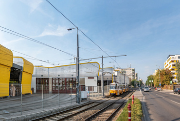 Budapest összefüggő belső területének déli kapujában, már Albertfalva területén a sárga szín fogad: a Takács Ákos és a CÉH Zrt. tervezte Budafok kocsiszínnel szemben, azzal közel egy időben, 2019-re készült el a 267 lakásos Tetris-ház (FBIS stúdió)