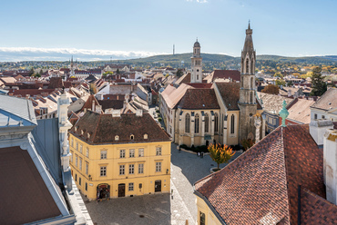 A városközpont a tűztoronyból. Középen a Fő térre benyúló, szintén közel 700 éves patikaház, amelynek lebontását másfél évszázaddal később tervbe vették tér bővítése céljából. Az ezt elutasító királyi levél a hazai műemlékvédelem legrégibb írásos emléke.