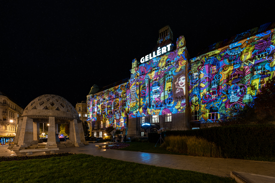 Fényfestés a Gellért hotel épületén. Fotó: Hlinka Zsolt