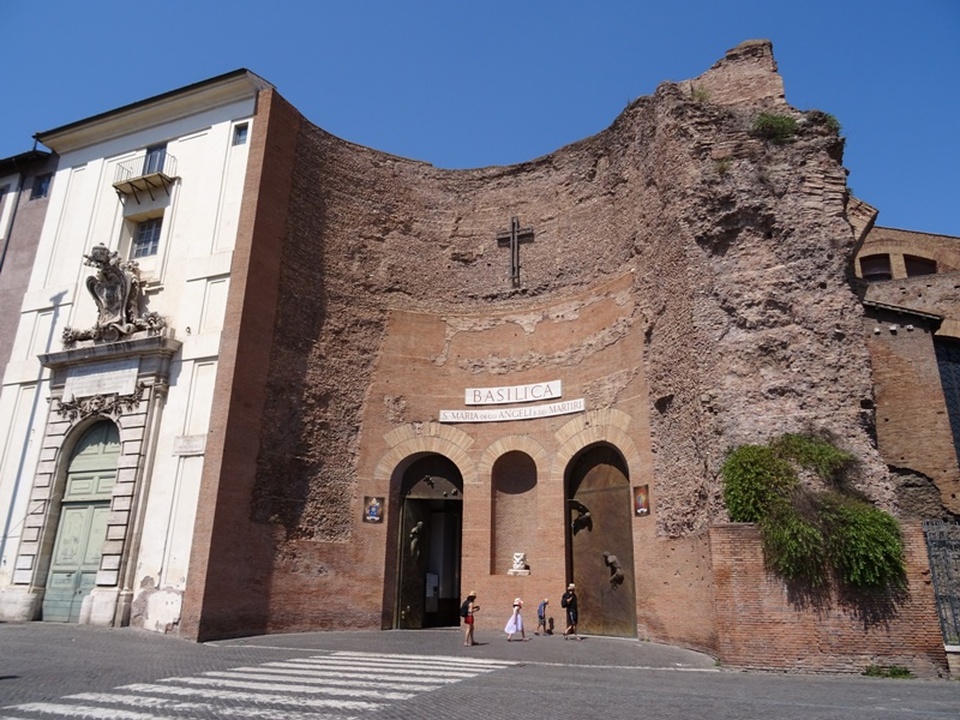 A Santa Maria degli Angeli templom Diocletianus fürdőjének romjaiba integrálva, Róma, Fotó forrása: corvinus.nl