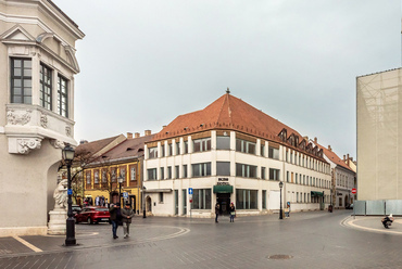 A Jánossy György és Laczkovics László tervezte egykori Diplomata-lakóház, később Burg Hotel épülete, Terv: 1976-77, Kivitelezés: 1979-81 Fotó: Gulyás Attila