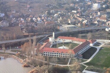 Oktatási és üdülőépület, Turányi Gábor, 1983. Forrás: Turányi Gábor: Oktatási és pihenőépület Badacsonytomaj. Magyar Építőművészet (1984) 3. 24–32.