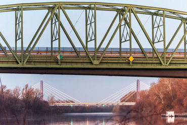 A híd szomszédságában áll a Tisza egyik legszebb acél rácstartós hídja, amelynek felépítése a folyami hídépítés száz évvel ezelőtti, jellegzetes megoldásait prezentálja.