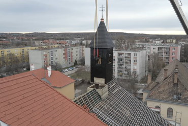 Az új torony elhelyezésének pillanatai. Forrás: Tata Város Facebook videó 