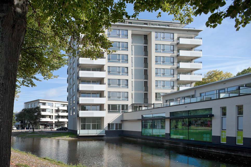 	A nagyobb lakósűrűségű, magsabb beépítések a terület szélén. Építész: Steenhuis Bukman Architecten. Fotó: Jannes Linders