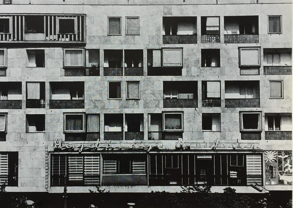 Áruház és lakóépület, Debrecen (1961). Tervező: Mikolás Tibor. Fotó: Magyar Építőművészet