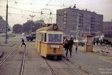 Róbert Károly körút az Árpád híd pesti hídfőjénél. Jobbra a József Attila színházat is magába foglaló épület, 1972. Forrás: ilyenisvoltbudapest.hu