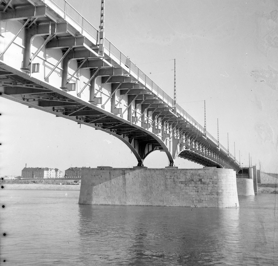 Az Árpád (Sztálin) híd építése, balra a háttérben a rendőrségi lakóházak a Dagály utcánál, 1950. Forrás: Fortepan / UVATERV