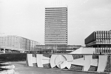 Az Árpád híd pesti hídfőjénél 1973-ra készült el a főváros egyik legmagasabb toronyháza, a húszemeletes SZOT-irodaház, Dúl Dezső tervei szerint. Előtérben Gyurcsek Ferenc domborműve. Fotó: Fortepan/ Angyalföldi Helytörténeti Gyűjtemény