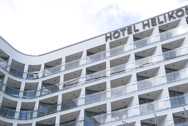 A megújuló hotel homlokzatának részlete. Forrás: tvkeszthely.hu