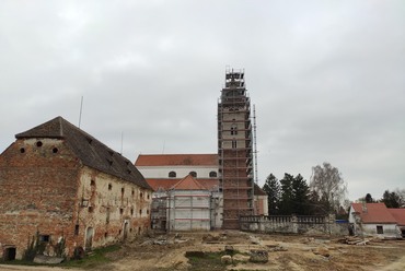 A 2020 márciusában zajló munkálatok a türjei templomon és környékén. Kép forrása: Premontrei Plébánia Türje Facebook