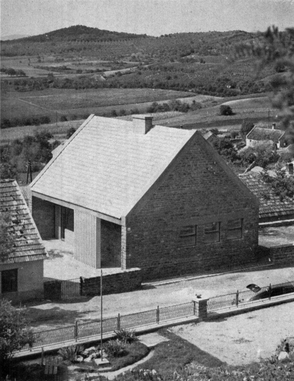 A tihanyi orvosi rendelő a hatvanas évek elején. Tervező: Zilahy István és Szekeres József / Forrás: Magyar Építőművészet 9 (1960) 6. 24.	