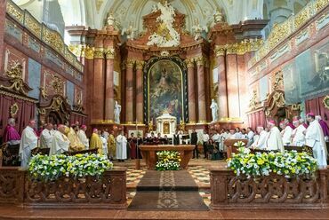 A székesfehérvári Szent István király székesegyház belső tere a felújítás után. Kép forrása: szekesfehervar.hu