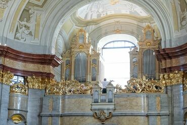 A székesfehérvári Szent István király székesegyház belső tere a felújítás után. Kép forrása: szekesfehervar.hu