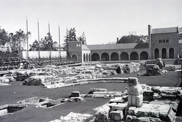 Az 1938-ban átadott székesfehérvári romkert egyik része: a kőtár és mauzóleum, valamint az ásatási park részlete, Forrás: Fortepan, Adományozó: Adelhardt Márta