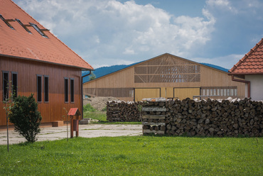 Szentsimoni lovarda – tervező: Larix Stúdió – fotó: Szigeti Vajk-István