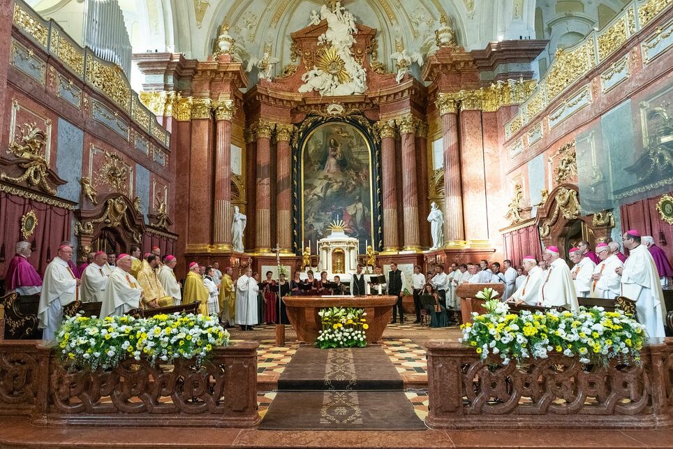 A székesfehérvári Szent István király székesegyház belső tere a felújítás után. Kép forrása: szekesfehervar.hu