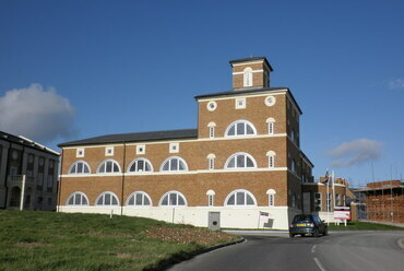 Poundbury - Peverell Ave W / Peninsula Way forrás: Roger Cornfoot, Creative Commons