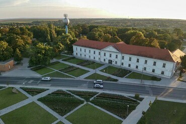 Enying megújult főtere, a háttérben a Cifra-kerttel.