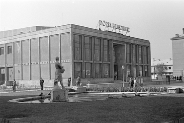 Dunaújváros (Sztálinváros), Dózsa György (Ságvári) tér, a Korsós lány szobra Wagner Nándor alkotása (1955). Forrás: Fortepan / Tóth Tibor