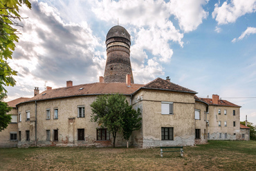 1870-től Sopron város tulajdona a terület, ahol rövidesen laktanya épült. A hegytetőn elhelyezkedő épületegyüttest sokan mennyország kaszárnyának nevezték. Jelenleg bérlakások találhatók benne.