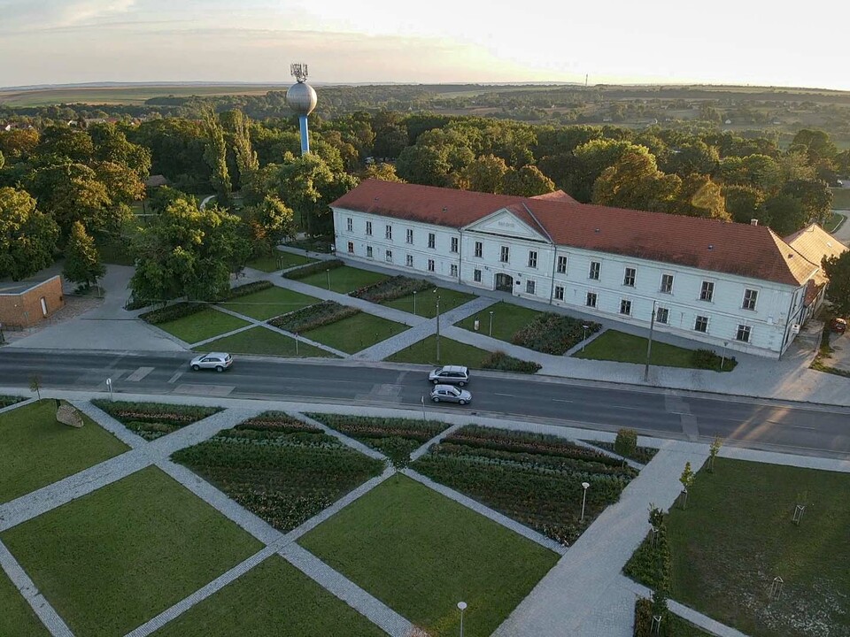 Enying megújult főtere, a háttérben a Cifra-kerttel.