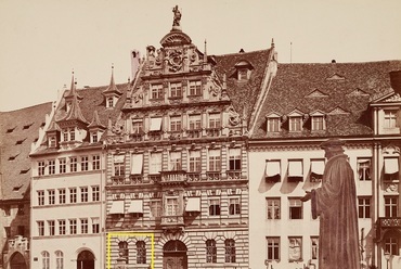 Az Egidienplatz 1886-ban és a bombázás után, Képek forrása: Wikipedia Commons, Forrásuk és felhasználó:  Photographic Archive of the Zentralinstitut für Kunstgeschichte, ZI-1092-01-00-357306, ©Sol Octobris