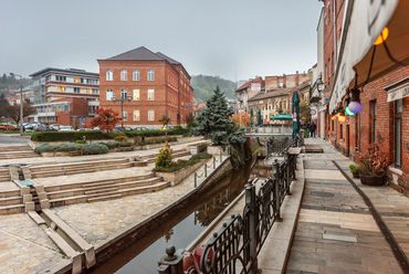 Az egyik központi útkereszteződés mellett az 1950-es években, régi házak elbontásával alakult ki egy nagyobb tér, amelyet 2005-ig parkolóként használtak. Az itt kialakított, a vízhez lépcsősen leereszkedő Szinva-terasz ma a város egyik legnépszerűbb tere