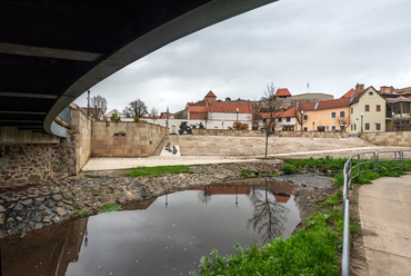 A vár alatt elterülő Végvári Vitézek Terének felújítása 2015-re készült el, a miskolci Szinva-teraszhoz hasonló, vízhez süllyesztett térszínnel. Szemközt Szanyi Péter 2021-ben felállított szobra az Egri Csillagok kezdő jelenetét formázza.