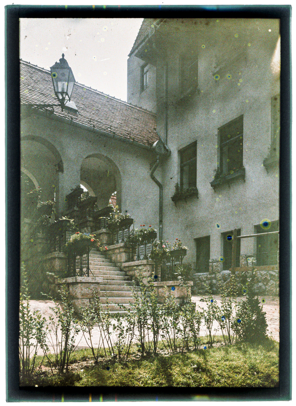 A városmajor utcai általános iskola és óvoda az 1910-es években. Autokróm. MÉM MDK Múzeumi Osztály