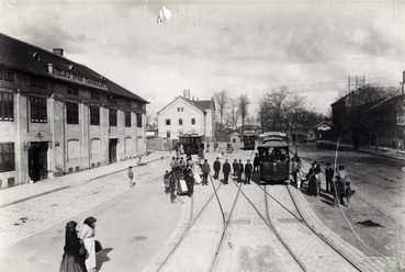 Baross utca a mai Orczy tér felé nézve, a BKVT (Budapesti Közúti Vaspályatársaság) villamos-végállomása. A felvétel 1890 után készült. Forrás: Fortepan / Budapest Főváros Levéltára / Klösz György fényképei