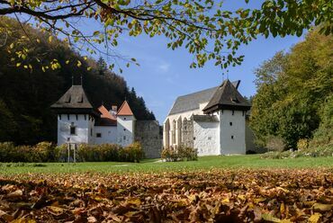 A Keresztelő Szent János-templom fedése és rehabilitációja, Žiče, Szlovénia, Tervező: MEDPROSTOR, Fotó: Tadej Bolta, A tervezők hozzájárulásával