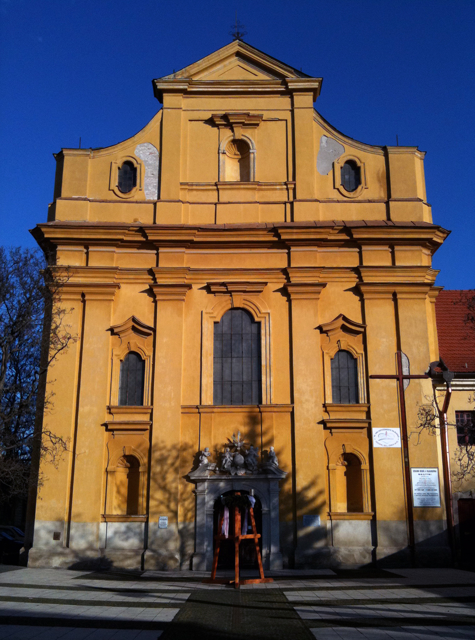 A templom főhomlokzata 2012-ben, a felújítás előtt.	 	           