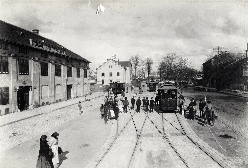 Baross utca a mai Orczy tér felé nézve, a BKVT (Budapesti Közúti Vaspályatársaság) villamos-végállomása. A felvétel 1890 után készült. Forrás: Fortepan / Budapest Főváros Levéltára / Klösz György fényképei