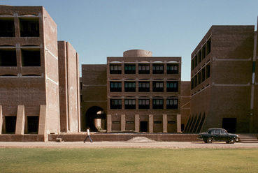 Az ahmadábádi IIM kampusza 1975-ben és 1985-ben. © Massachusetts Institute of Technology, courtesy of Peter Serenyi 