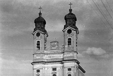 Tata kéttornyos nagytemploma a város főterén, Fotó: Révhelyi Elemér, a Kuny Domokos Múzeum gyűjteményéből