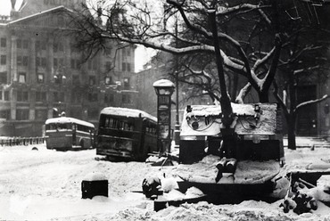 Deák Ferenc tér az evangelikus templom előtt, háttérben az Anker-ház és a Király utca torkolata, 1945. Forrás: Fortepan / Vörös Hadsereg