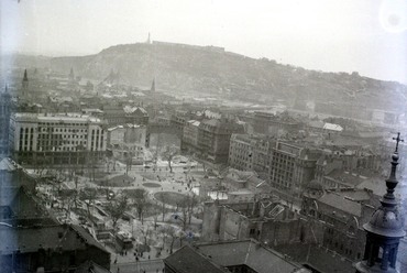 Kilátás a Bazilika kupolájából az Erzsébet (Sztálin) tér és a Gellért-hegy felé, 1947. Fortepan / Hámori Gyula